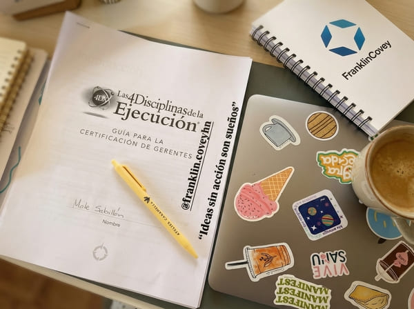 Participantes del Taller 4 Disciplinas de la Ejecución reflexionando sobre ejecución empresarial y liderazgo