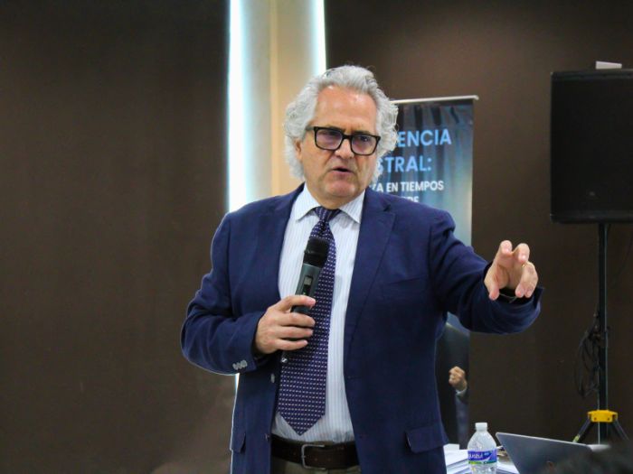 Dr. Habib Chamoun impartiendo el taller Liderar con influencia en Honduras